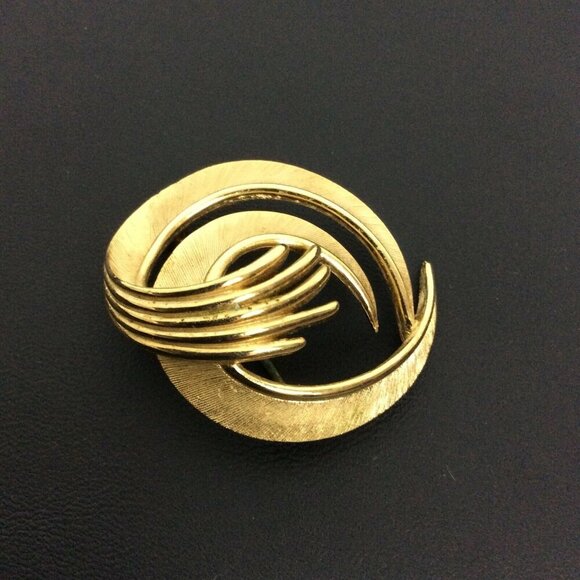 Vintage Trifari Goldtone Crown Brooch Pin Double Swirl Signed 80s Jewelry - Picture 4 of 5